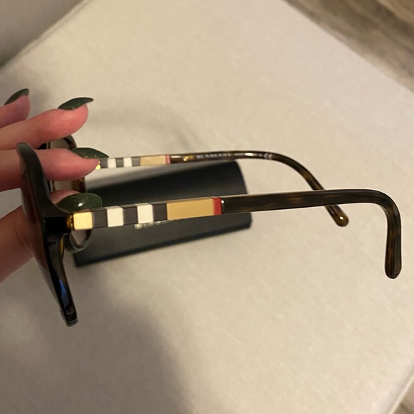 Burberry Oversized Sunglasses - Picture 3 of 3